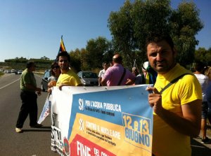 Stanchi dei soliti e i loro manifesti contro la discarica di amianto