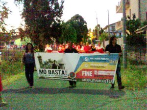 Cartello della Manifestazione Mo basta a Crotone