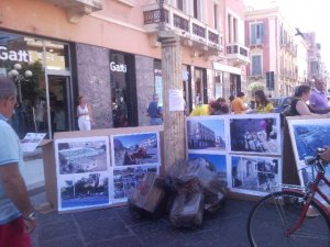 Mostra delle aree degradate della città in Piazza della Resistenza