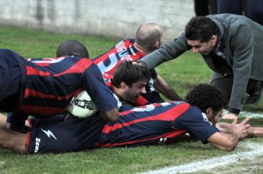 Il presidente Vrenna festeggia con i giocatori dopo una marcatura