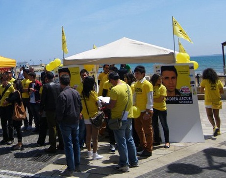 La politica si fa tra la gente: Stanchi dei Soliti sul lungomare di Crotone