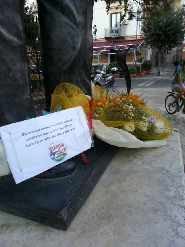 FIori Rino Gaetano Statua